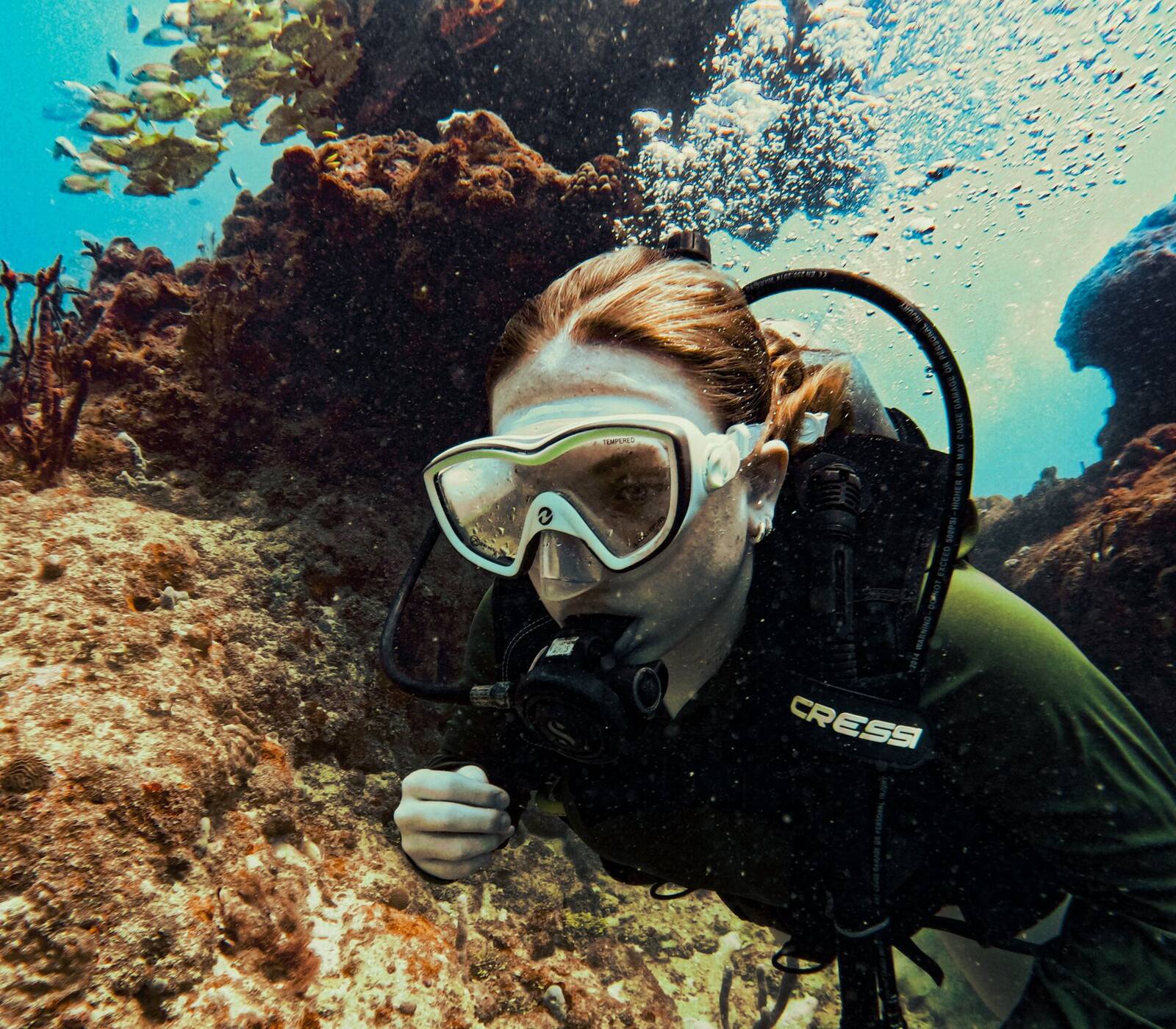 Retrato de una buceadora junto al arrecife de coral en la Riviera Maya